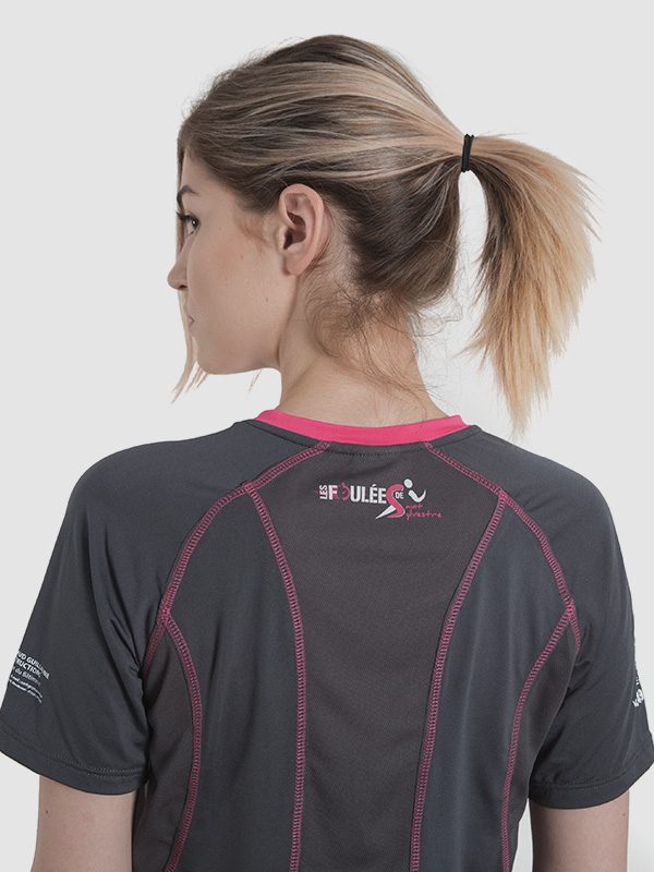 A female model wearing a grey running t-shirt with pink sewing patterns. The back side is shown.